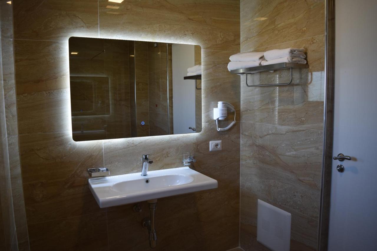 Amber Hotel Albania Spille Exterior photo