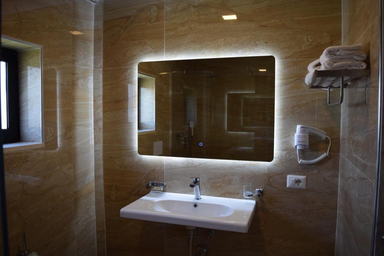 Amber Hotel Albania Spille Exterior photo