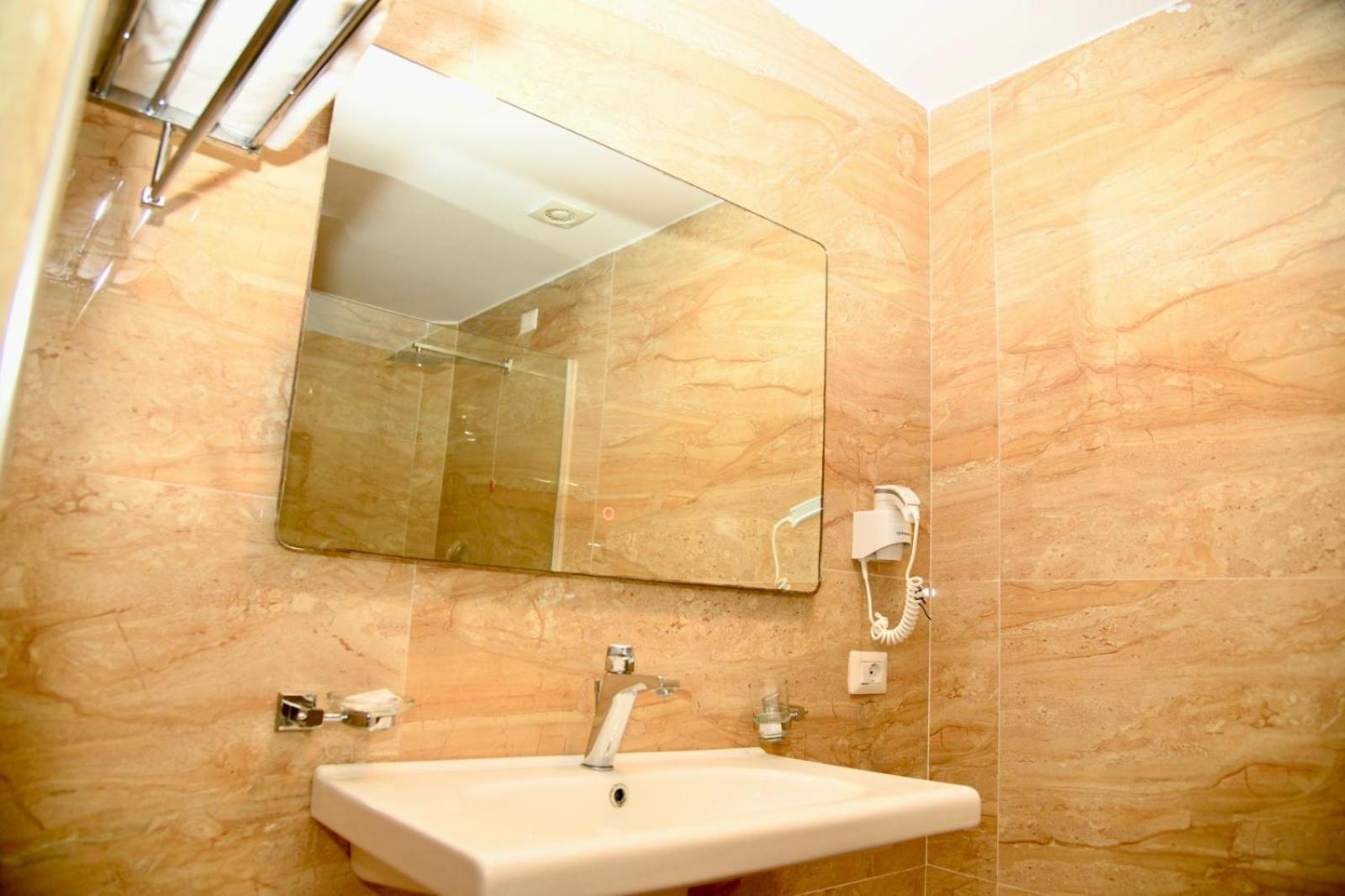 Amber Hotel Albania Spille Exterior photo